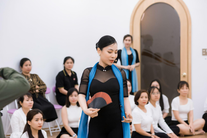 Những bài giảng tận tâm của chị nhằm hoàn thiện phong thái tự tin, cho không chỉ các chị em mà còn là những bạn trẻ