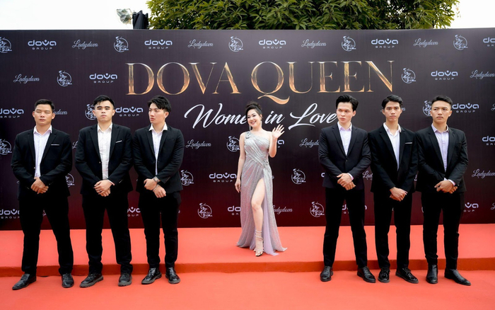 Màn song ca 'gây sốt' của Á hậu Doanh nhân Việt Nam cùng Dương Edward tại Dova Queen Ảnh 2