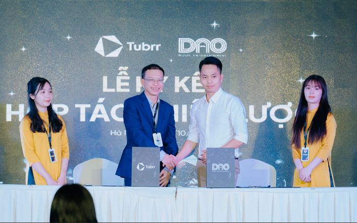 Cú bắt tay của những 'gã khổng lồ' trong ngành sáng tạo Ảnh 2