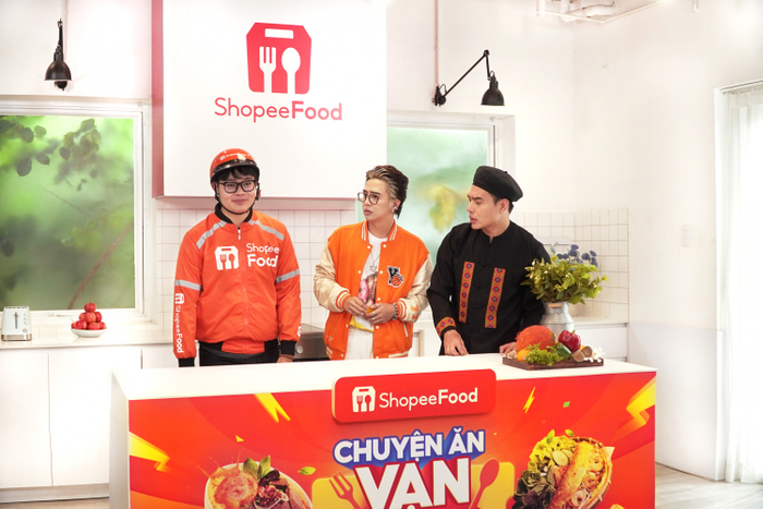 Tại tập 1 đã lên sóng, thử thách dành cho shipper tập sự Duy Khánh chỉ dừng lại ở màn tính tiền “muốn khờ”. Tuy nhiên ở hậu trường, À Lôi Dương Lâm còn thử thách “cô giáo Khánh” nhìn hình đoán món ăn - bài kiểm tra trình độ trước khi gia nhập hàng ngũ áo cam ShopeeFood.