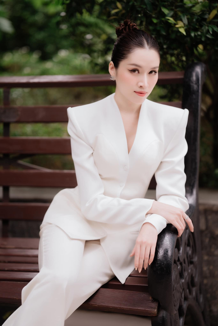 Liên tiếp phủ sóng ở loạt chương trình, sự kiện lớn, nàng MC đa tài hứa hẹn mang đến nguồn năng lượng mới cho Shopee Live  