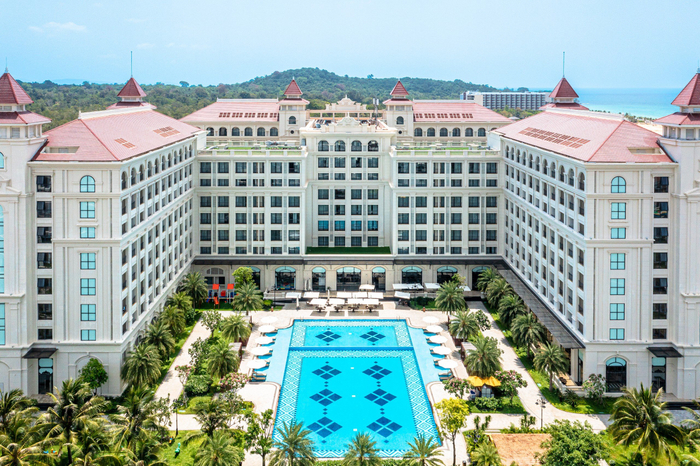 Phối cảnh bên ngoài của Wyndham Garden Grandworld Phú Quốc, có hồ bơi ngoài trời rộng 800 mét  vuông được bao quanh bởi 921 phòng trong khuôn viên dự án. 