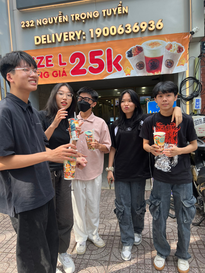 Các bạn trẻ hào hứng với ly giáng sinh năm nay của ToCoToCo