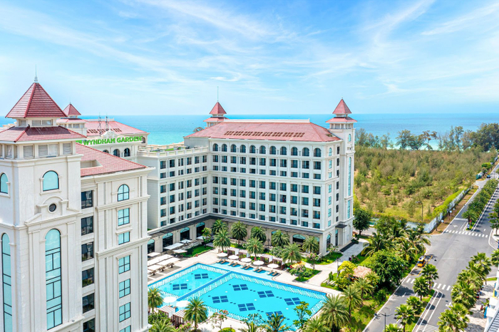 Từ khách sạn có thể thấy khung cảnh biển Bãi Dài