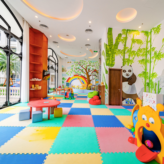 Không gian trong nhà và ngoài trời giúp trẻ em tự do sáng tạo