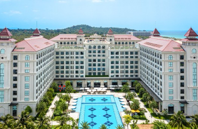 Phối cảnh bên ngoài của Wyndham Garden Phú Quốc, có hồ bơi ngoài trời rộng 800 mét vuông được bao quanh bởi 921 phòng trong khuôn viên dự án.