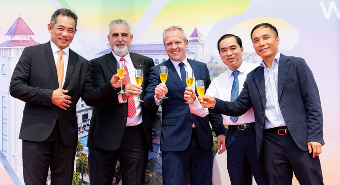 Chú thích (từ trái sang phải): Ông Joon Aun Ooi, Chủ tịch khu vực Châu Á Thái Bình Dương; ông Bruno Cipriani, Tổng Giám đốc Wyndham Garden Phú Quốc; ông Ben Schumacher, Phó Chủ tịch Điều hành, Khu vựci Đông Nam Á Thái Bình Dương (SEAPR); ông Hùng Huỳnh, Chủ tịch UBND Tp. Phú Quốc; Ông Nguyên Trần, Đại diện Công ty TNHH Newvision Land nâng ly tại lễ khai trương Wyndham Garden Phú Quốc