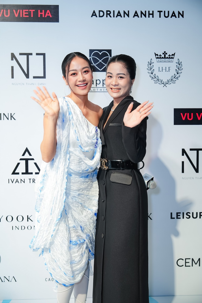 Ngô Diễm Hương mang câu chuyện đá quý vào thời trang tại Aquafina Vietnam International Fashion Week 2023 Ảnh 3