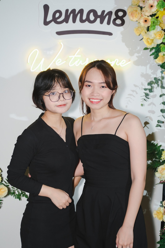 Cô gái Khương Sao Mai (bên phải) thành công lên chức quản lý ở tuổi 24 