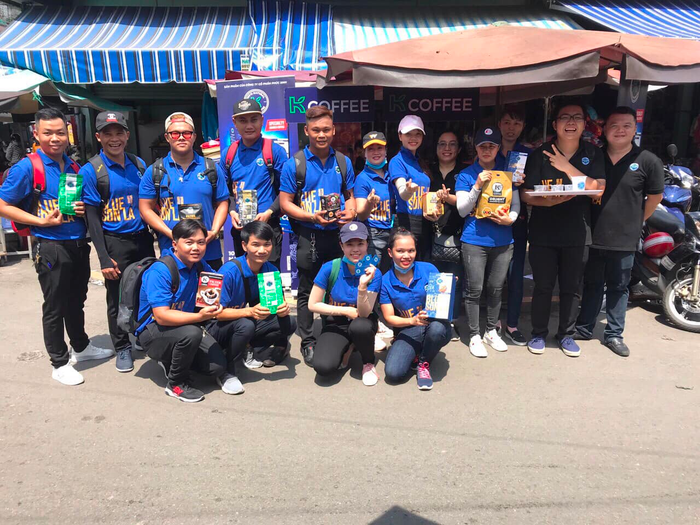 Từ một cô sinh viên mọt sách chỉ biết học hành, Mai trở thành một cô gái dạn dĩ, biết bán hàng “ngọt xớt' nhờ công việc sampling - bán cà phê tại chợ