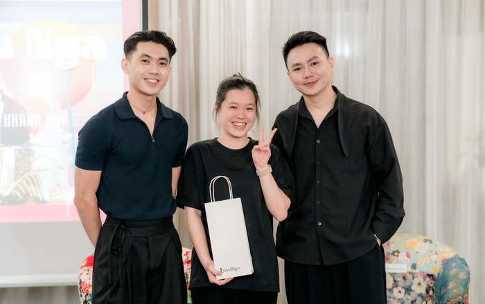 Diễn giả Võ Khánh Duy (bên trái) và Bữu Vi Vu (bên phải) trao quà tặng cho khách tham dự talkshow sáng tạo du lịch “Bản sắc bắt đầu từ bản ngã” (Ảnh do TravelSig+ cung cấp).