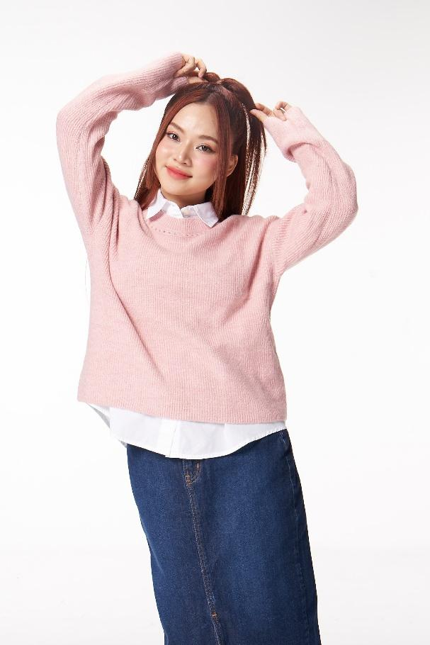 Ngô Lan Hương ngọt ngào trong outfit của GAP – 1 chiếc len hồng cùng sơmi trắng, phối chân váy jeans