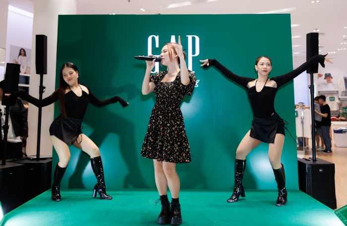 Ngô Lan Hương đầy thu hút trong trang phục GAP cùng chất giọng vô cùng ngọt ngào tại GAP Crescent Mall