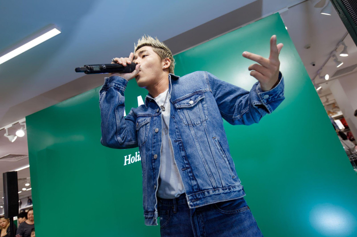 Tez “bắn” fast -flow cực mượt trong không khí cực nóng tại GAP Saigon Centre, diện “denim-on-denim”của GAP siêu chất 