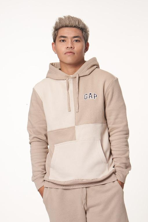 Rapper TEZ năng động và ấn tượng với chiếc Hoodie GAP