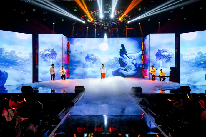 Mai Tiến Dũng “vỗ về” cảm xúc người xem bằng giọng hát tình cảm thể hiện qua bản mashup độc đáo giữa bài hát “Yêu như lần yếu cuối” và “Ngày từ đêm trắng sinh ra”.