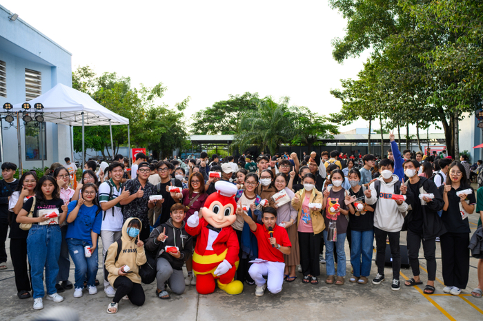 Sinh viên thích thú khi được trải nghiệm món mới và nhận quà tặng từ Jollibee