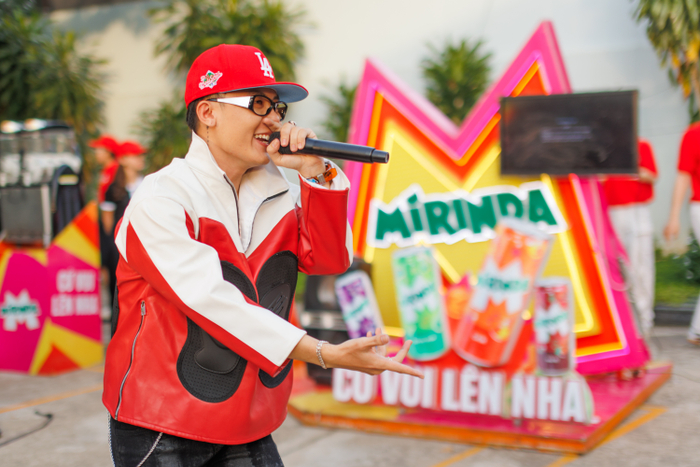 Những lon nước giải khát mát lạnh được Mirinda chuẩn bị cho các bạn sinh viên trong Hành Trình Cảm Xúc