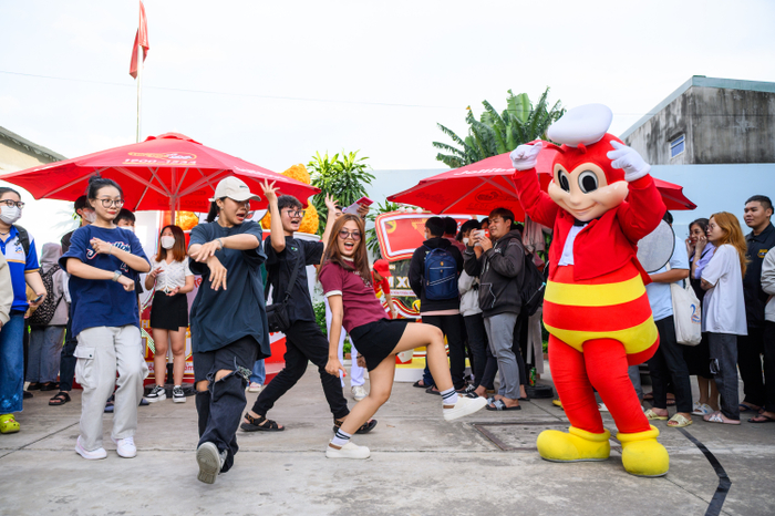 Jollibee được các bạn sinh viên đón nhận nhiệt tình, quẩy hết mình
