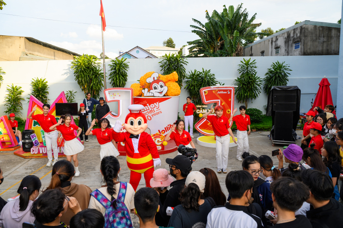 Chú Ong Jollibee “quẩy” nhiệt tình cùng các bạn sinh viên