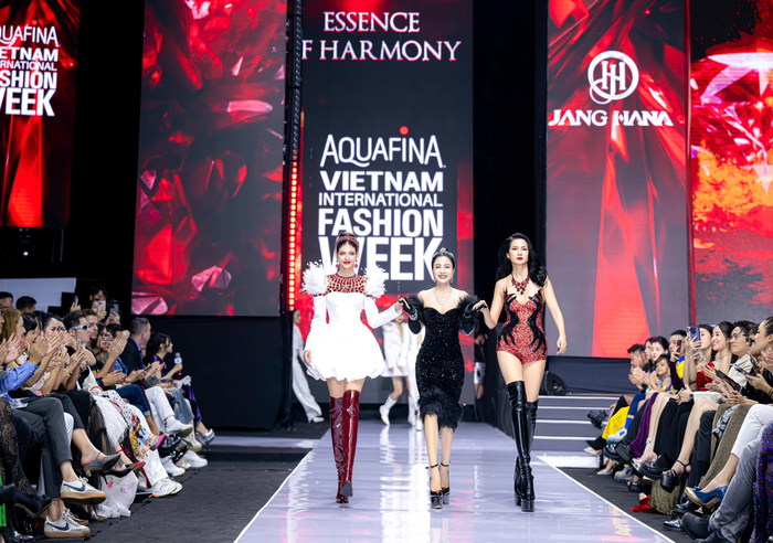 NTK Ngô Diễm Hương (Ở giữa) tại Tuần lễ thời trang uy tín và lớn nhất Việt Nam Aquafina Vietnam International Fashion Week 2023 với BST BST “Essence of Harmony”.