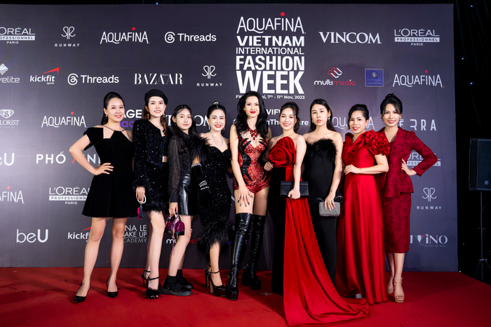 Các khách mời tham dự và chúc mừng NTK Ngô diễm Hương.