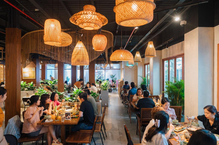 Không gian dùng bữa tại Be An mang tông màu gỗ trầm điểm xuyết màu mạ non