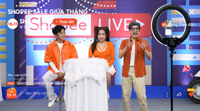 Kỹ năng livestream của Gin rốt cuộc có “mị lực” đến đâu mà khiến hai cha con ông Sốp phải nhìn đắm đuối thế này? Hãy cùng theo dõi Chuyện Vui Sốp Pi vào trưa hôm nay!