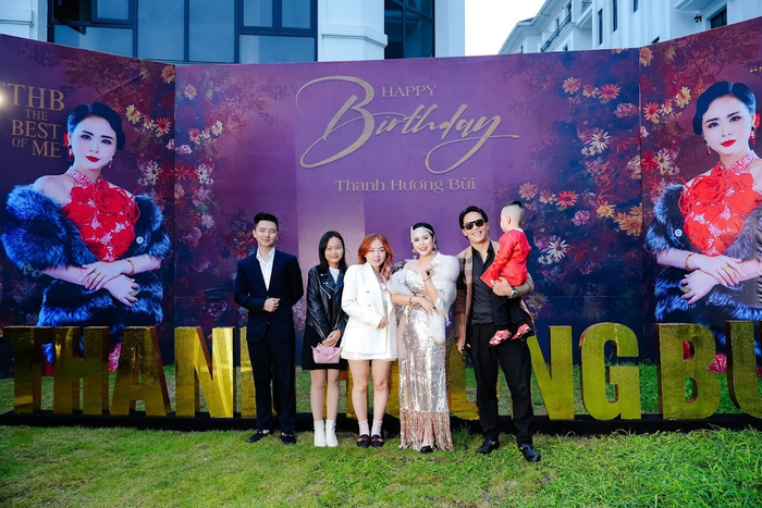 Doanh nhân Bùi Thanh Hương (Đứng thứ hai từ phải sang) và những người bạn thân thiết tham dự.