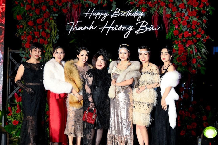 “Bà trùm thời trang” – Madam Trang Lê (Ở giữa) và các Nữ doanh nhân trong tổ chức HWLN.