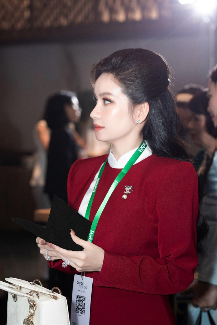 Với dấu ấn thành công trong sự nghiệp ngành mỹ phẩm Việt, lăn lộn thương trường từ năm 17 tuổi, Huyền Cò rất nhạy bén trong kinh doanh. 