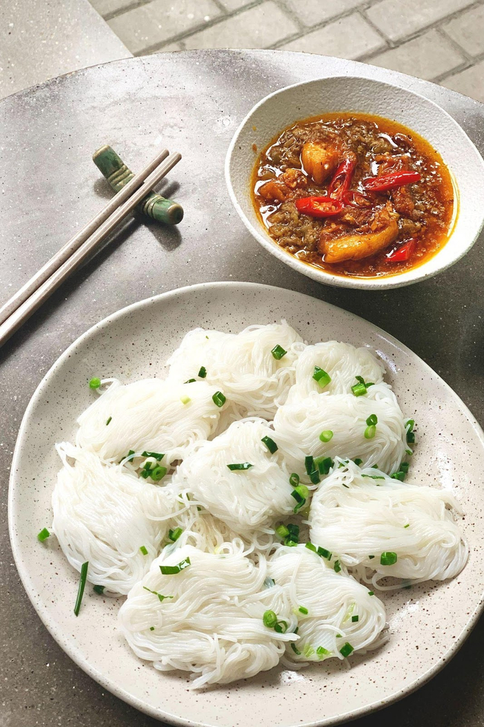 Bún hến chấm gạch cua là món ăn xưa của người Hà Thành