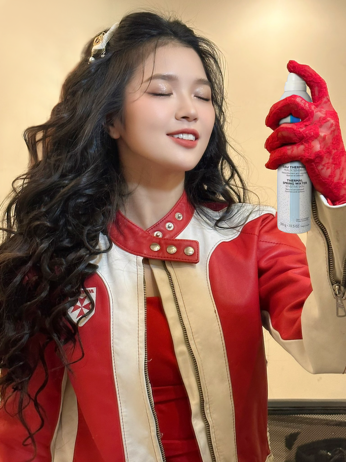 Suni Hạ Linh chia sẻ, cô luôn “thủ” trong túi chai xịt khoáng để cấp ẩm cho da mặt, da cổ.