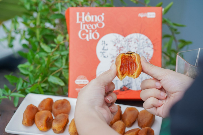 Hiện nay, người dùng tại TP. HCM có thể thưởng thức đa dạng các loại hồng treo gió như hồng vuông, hồng trứng lốc, hồng hổ phách tại gian hàng FoodMap trên ứng dụng Shopee và ShopeeFood với nhiều ưu đãi hấp dẫn.