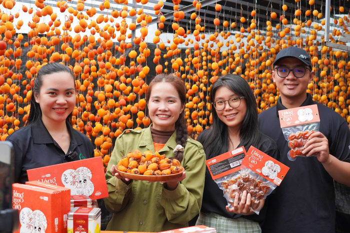 Kết hợp với Shopee và FoodMap, Hana Ban Mê đã có buổi livestream quảng bá sản phẩm hồng treo gió thành công, thu hút được nhiều lượt xem và đơn hàng.