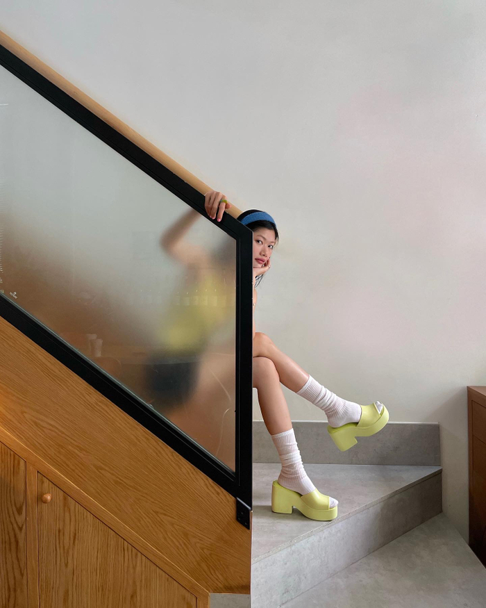 Chất liệu nhựa EVA êm ái của đôi Melissa Posh Ad nhẹ nhàng nâng đỡ, bảo vệ đôi chân của Hanz Vũ khỏi bị phồng rộp khi đi bộ nhiều