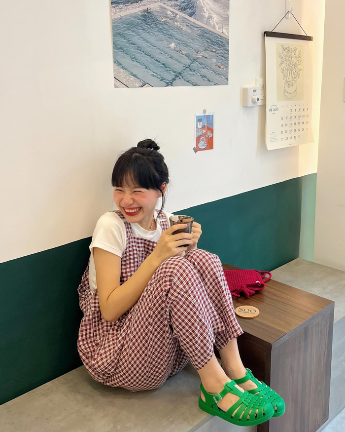 Đôi giày nhựa thơm “quốc dân” Melissa Possession Ad là nguồn cảm hứng cho tinh thần phiêu lưu và những cảm xúc mới mẻ của Như Quỳnh trên mọi nẻo đường