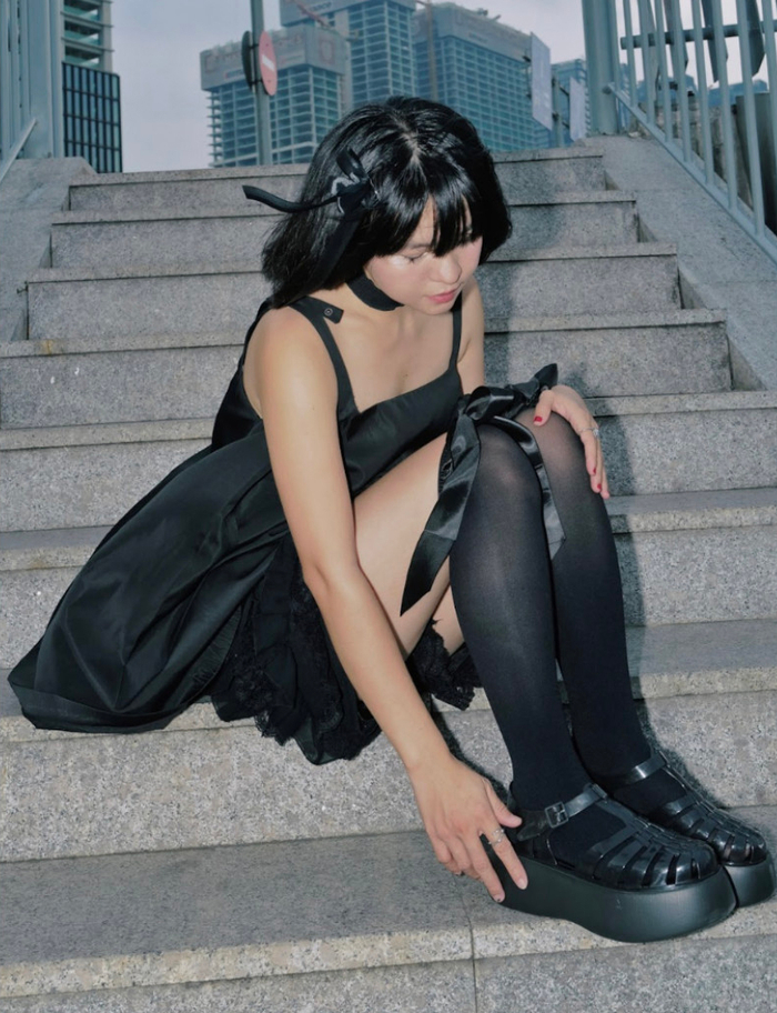 Hạnh Dean gợi ý một mẹo nhỏ là bạn có thể mang theo khăn giấy ướt để thuận tiện vệ sinh những đôi giày Melissa nhanh chóng khi đi du lịch