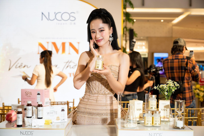 Nữ diễn viên Mùi ngò gai bùng nổ visual với chiếc váy vàng sang trọng tạo điểm nhấn trong sự kiện