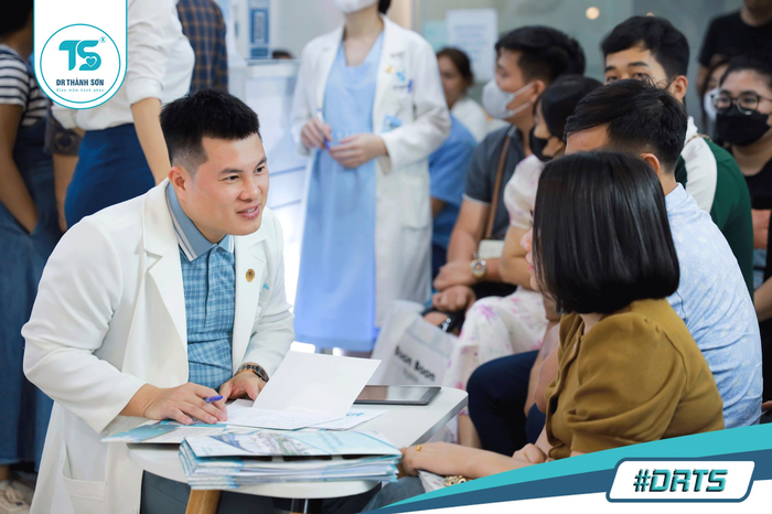 Lắng nghe những chia sẻ của khách hàng để đưa ra các phác đồ được cá thể hoá cho từng trường hợp 