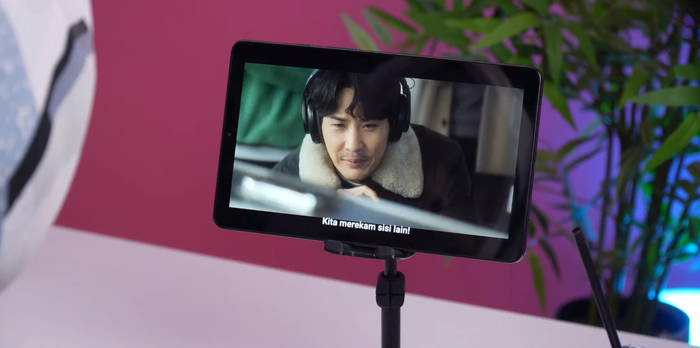 Galaxy Tab A9 nhỏ gọn như một cuốn sổ.