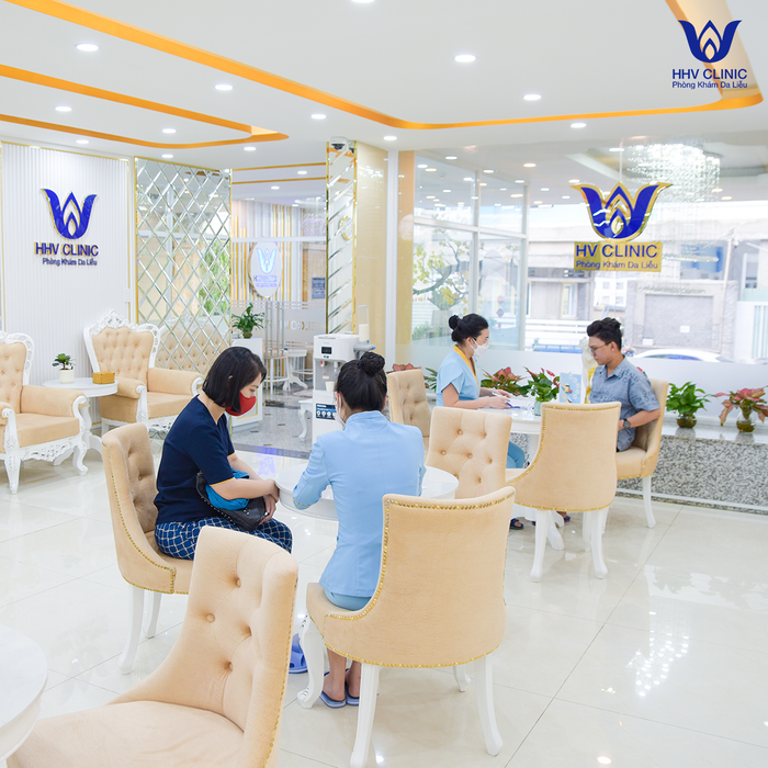 Khách hàng được tư vấn trước khi thăm khám tại Phòng khám da liễu HHV Clinic
