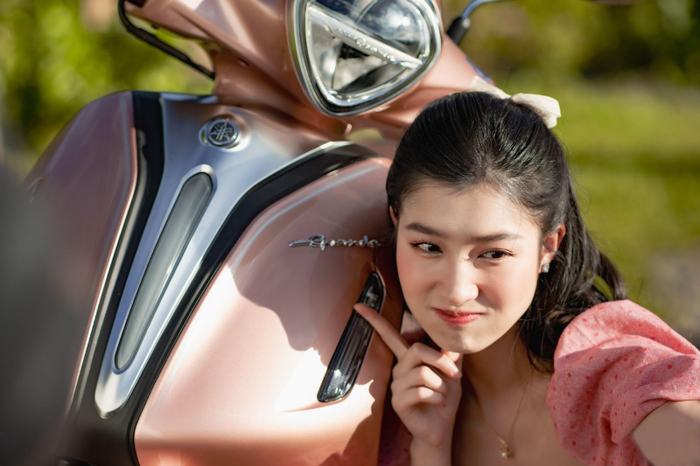 Phương Nhi ngọt ngào bên Yamaha Grande Hybrid 