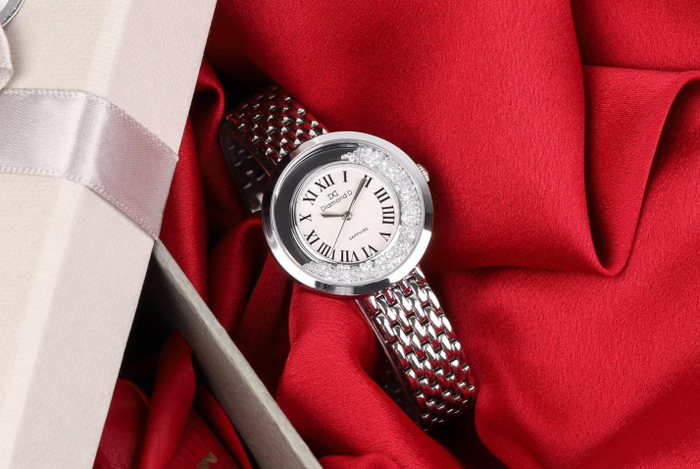 Thương hiệu Diamond D với thiết kế dành riêng cho nữ với mức ưu đãi 11% và quà tặng đồng hồ QQ chính hãng.