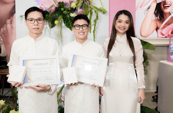 Hình ảnh hai thành viên sáng tạo thiết kế trang sức và Mrs. Quỳnh Nguyễn - Giám đốc vận hành và kinh doanh khu vực Đông Dương tại sự kiện