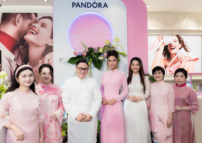 Ban lãnh đạo của Tập đoàn Norbreeze Collective Asia và Hoa Hậu Hoàn vũ Việt Nam H’Hen Niê