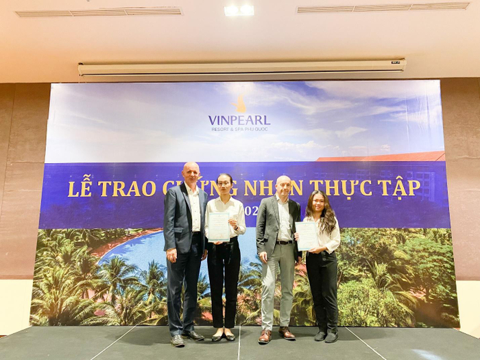 Dương Thị Ngọc (áo trắng bên trái) được trao chứng nhận hoàn thành kỳ thực tập tại Vinpearl Resort & Spa Phú Quốc