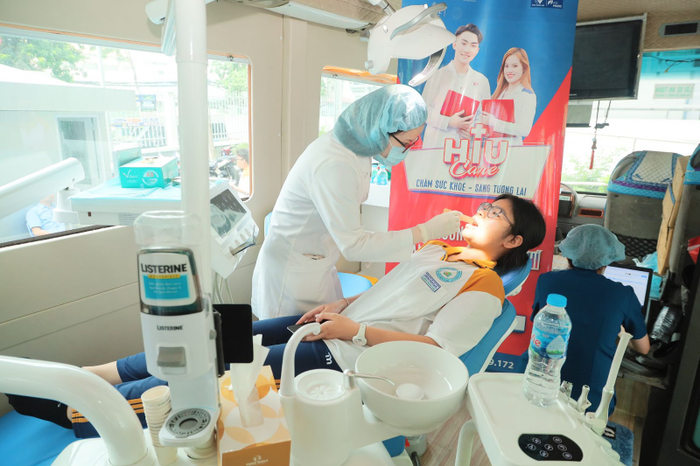 Các Bác sĩ trực tiếp khám và điều trị cho học sinh trên xe nha