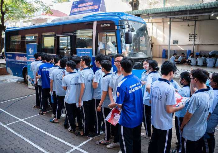 Góc “Răng hạnh phúc' chuyên khám và điều trị các bệnh lý về răng chuyên sâu cho các em học sinh THPT tại các điểm trường