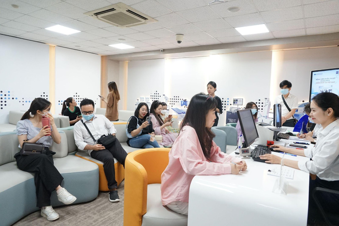 Rất nhiều bạn trẻ đã tận dụng dịp ưu đãi lớn để chia tay kính cận